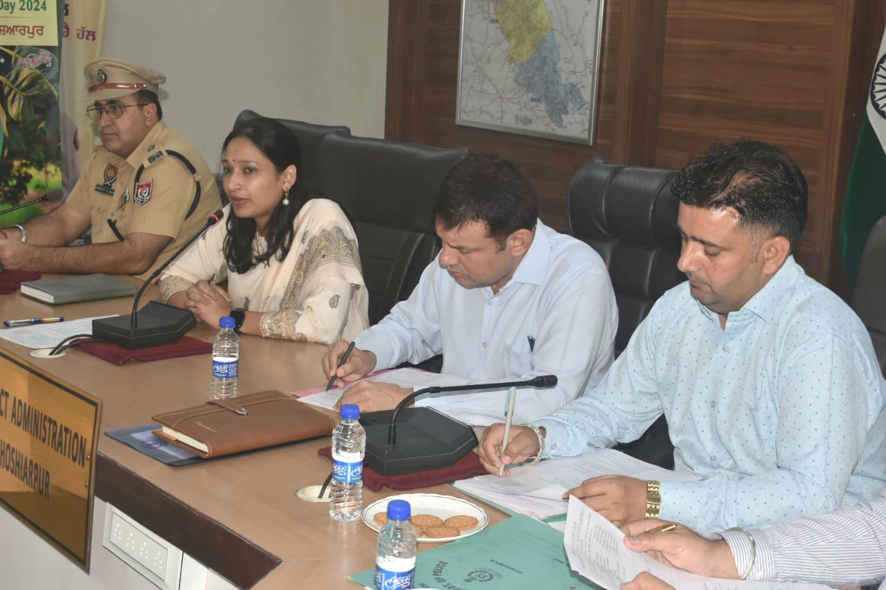 डिप्टी कमीशन द्वारा बैंक, आयकर, उत्पाद शुल्क, जीएसटी विभाग के अधिकारियों के साथ बैठक